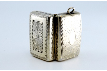 Caixa de Vinagrete em prata e ouro com gravados na tampa do período de George IV.